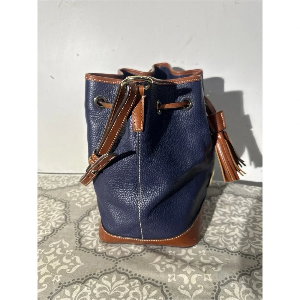 Dooney & Bourke look picture